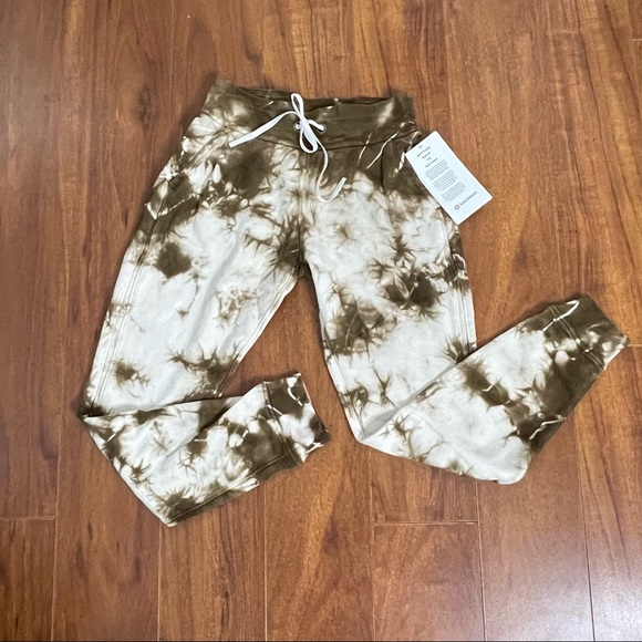 New LULULEMON Warm Down Jogger Tie Dye Earth Day Sand Size 4 - Picture 4 of 11